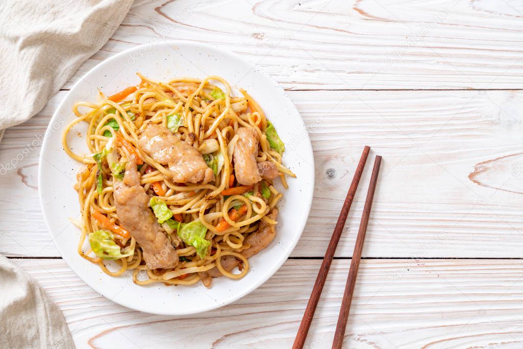stir-fried yakisoba noodle with pork