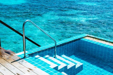 Maldivler deniz arka plan ile Yüzme Havuzu
