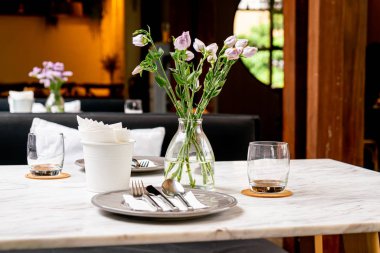 yemek masasında vazo güzel çiçek