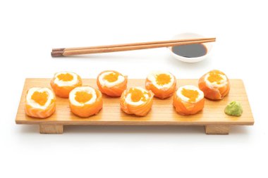 mayonez ve karides yumurta ile taze somon suşi rulo