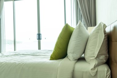 Yatak odasının iç tarafında yastık ve yatak dekorasyonu.