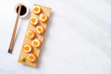 mayonez ve karides yumurta ile taze somon suşi rulo