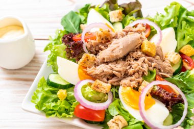 Sebze salatası ve yumurta ile tuna