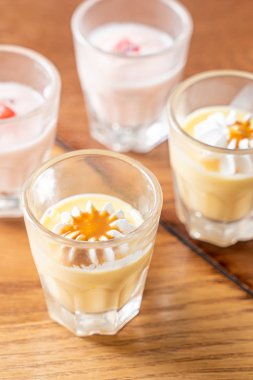 beyaz krem ile karamel muhallebi