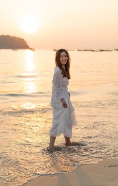 Mutlu kadın gidiş seyahat tropikal kum plaj yaz