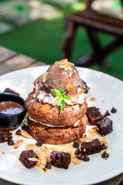 çikolatalı dondurma ve kek ile çikolata pancake