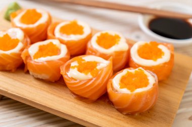 mayonez ve karides yumurta ile taze somon suşi rulo