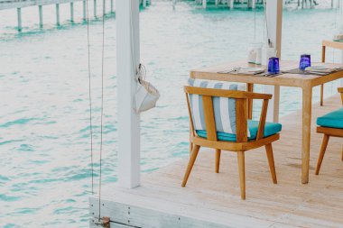 restoranda güzel boş masa ve sandalye dekorasyonu