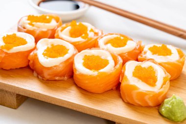 mayonez ve karides yumurta ile taze somon suşi rulo