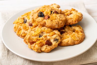 Mısır gevreği üzüm ve badem ile kurabiye