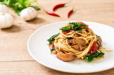 tavuk ve fesleğen ile karıştırın-kızarmış spagetti