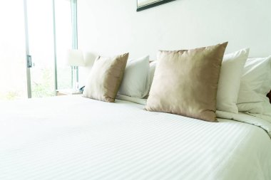 Yatak odasının iç tarafında yastık ve yatak dekorasyonu.