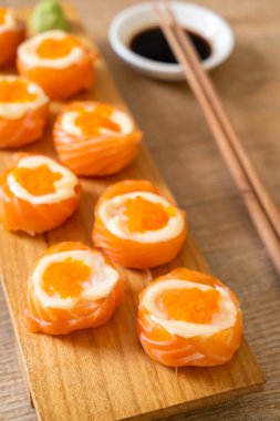 mayonez ve karides yumurta ile taze somon suşi rulo