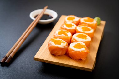 mayonez ve karides yumurta ile taze somon suşi rulo