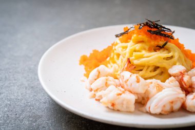 karidesler ve karides yumurtası ile spagetti kremsi