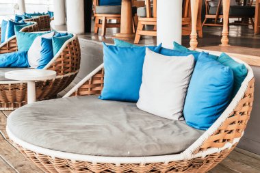 Kanepe açık verandada rahat yastık