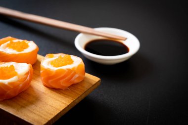 mayonez ve karides yumurta ile taze somon suşi rulo