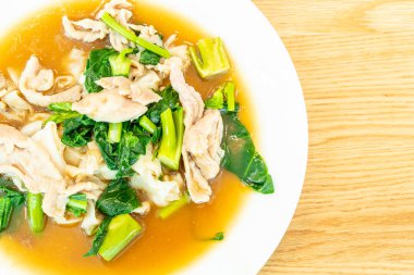  Fried noodle domuz eti ve brokoli ile 