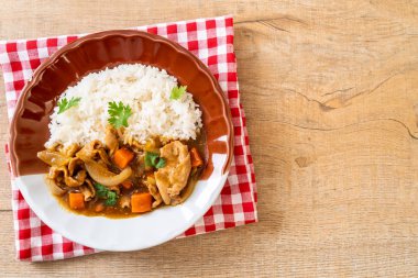 Japon köri pirinç dilimlenmiş domuz eti, havuç ve soğan ile