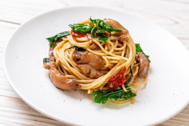 tavuk ve fesleğen ile karıştırın-kızarmış spagetti