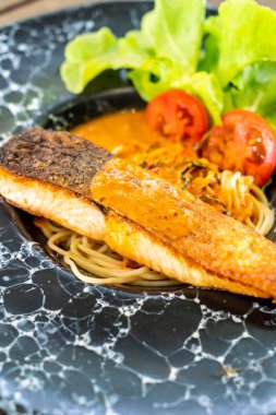 Kızarmış som balığı spagetti 