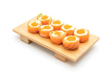 mayonez ve karides yumurta ile taze somon suşi rulo