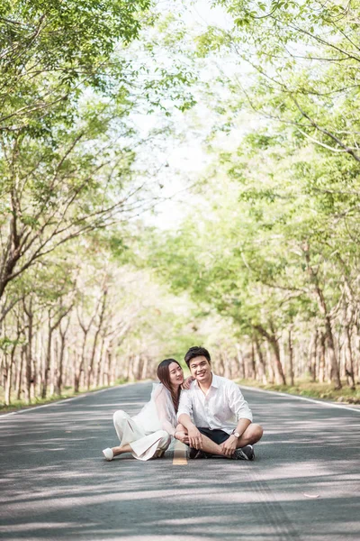 Feliz ásia casal no amor no estrada com árvore arco — Fotografia de Stock