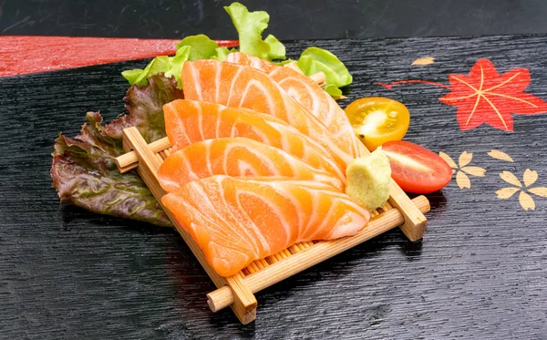Sashimi cru au saumon frais avec sauce soja — Photo