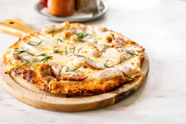 Italiaanse worst pizza — Stockfoto