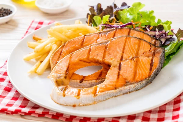 Filetto di bistecca di salmone alla griglia con patatine fritte — Foto Stock