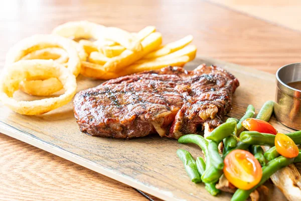 Filete de res medio raro con verduras y papas fritas — Foto de Stock