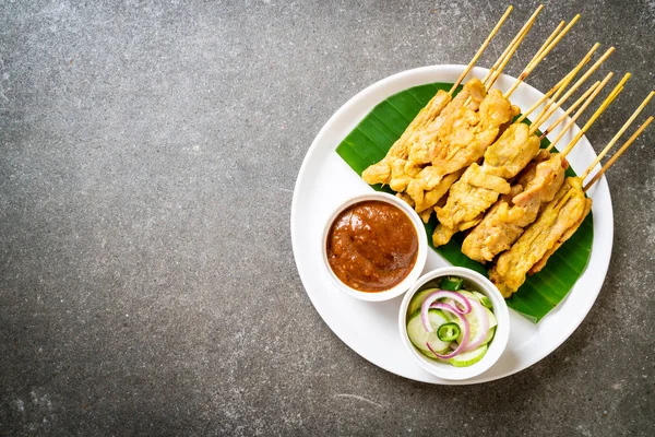 Cerdo satay - Cerdo a la parrilla servido con salsa de maní o dulce y —  Fotos de Stock