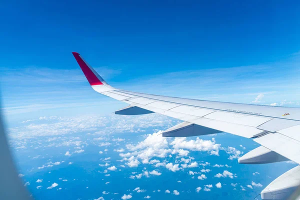 Felhők és ég a repülőgép ablakán keresztül — Stock Fotó