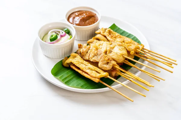 Satay sertés-grillezett sertéshússal, mogyoró mártással, vagy édes és — Stock Fotó