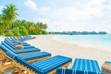 tropikal Maldivler Adası plaj ve deniz ile plaj sandalyesi