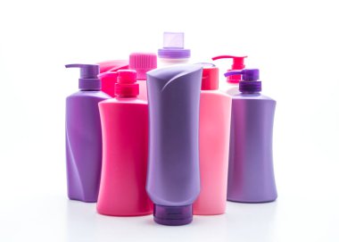 Beyaz arka plan üzerinde şampuan veya saç kremi şişe