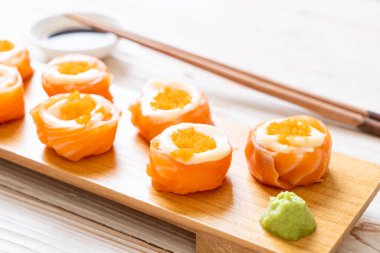 mayonez ve karides yumurta ile taze somon suşi rulo