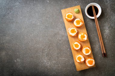 mayonez ve karides yumurta ile taze somon suşi rulo