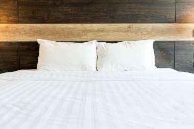 Beyaz rahat yastıklar 