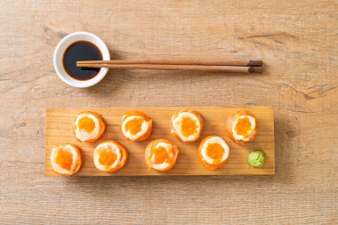 mayonez ve karides yumurta ile taze somon suşi rulo