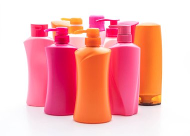 Beyaz arka plan üzerinde şampuan veya saç kremi şişe