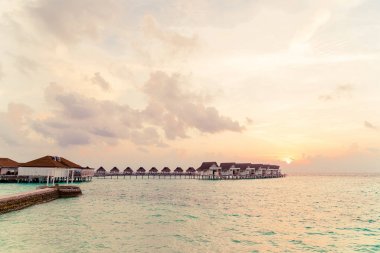 Plaj ile güzel tropikal Maldivler tatil oteli ve ada