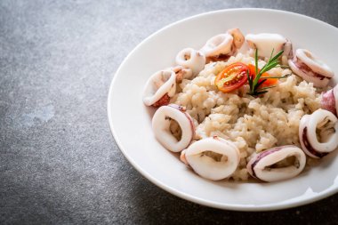Kalamarlar veya ahtapot risotto