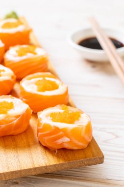 mayonez ve karides yumurta ile taze somon suşi rulo