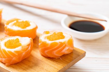 mayonez ve karides yumurta ile taze somon suşi rulo