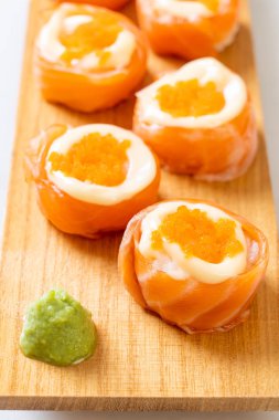 mayonez ve karides yumurta ile taze somon suşi rulo