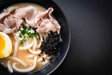 Udon ramen noodle ile domuz çorbası 
