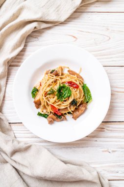 tavuk ve fesleğen ile karıştırın-kızarmış spagetti