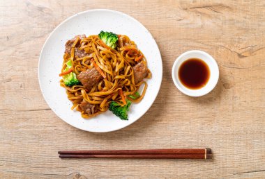 domuz ve sebze ile kızarmış erişte