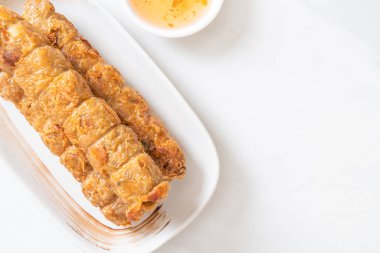 Derin kızarmış Yengeç rulo